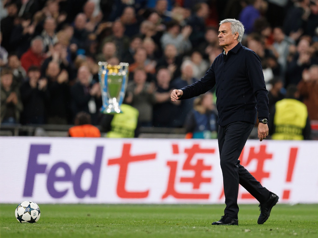 62岁穆帅68天不败,怒批裁判再显封神气质! 在全球足球赛场,穆里尼奥的名字总能掀起热